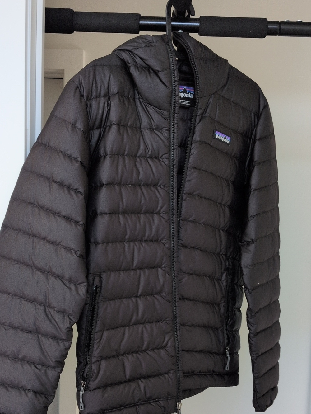 Patagonia Men's Hooded Puffer Jacket - Dark Black